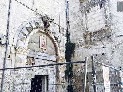 Degno di valore � certamente l�ampio portale bugnato con conci sporgenti a punta di diamante e impreziosito da una chiave di volta decorata...
